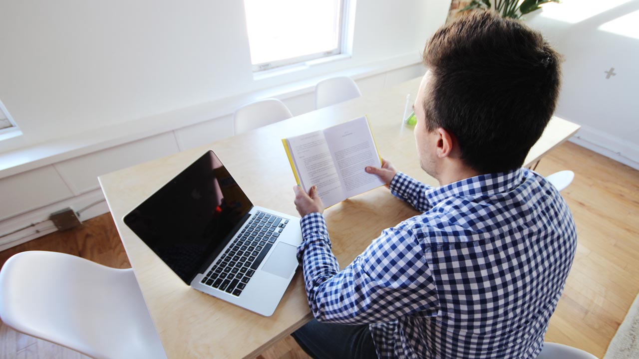 Renunciar a un contrato de trabajo pactado previamente no debería estar penalizado