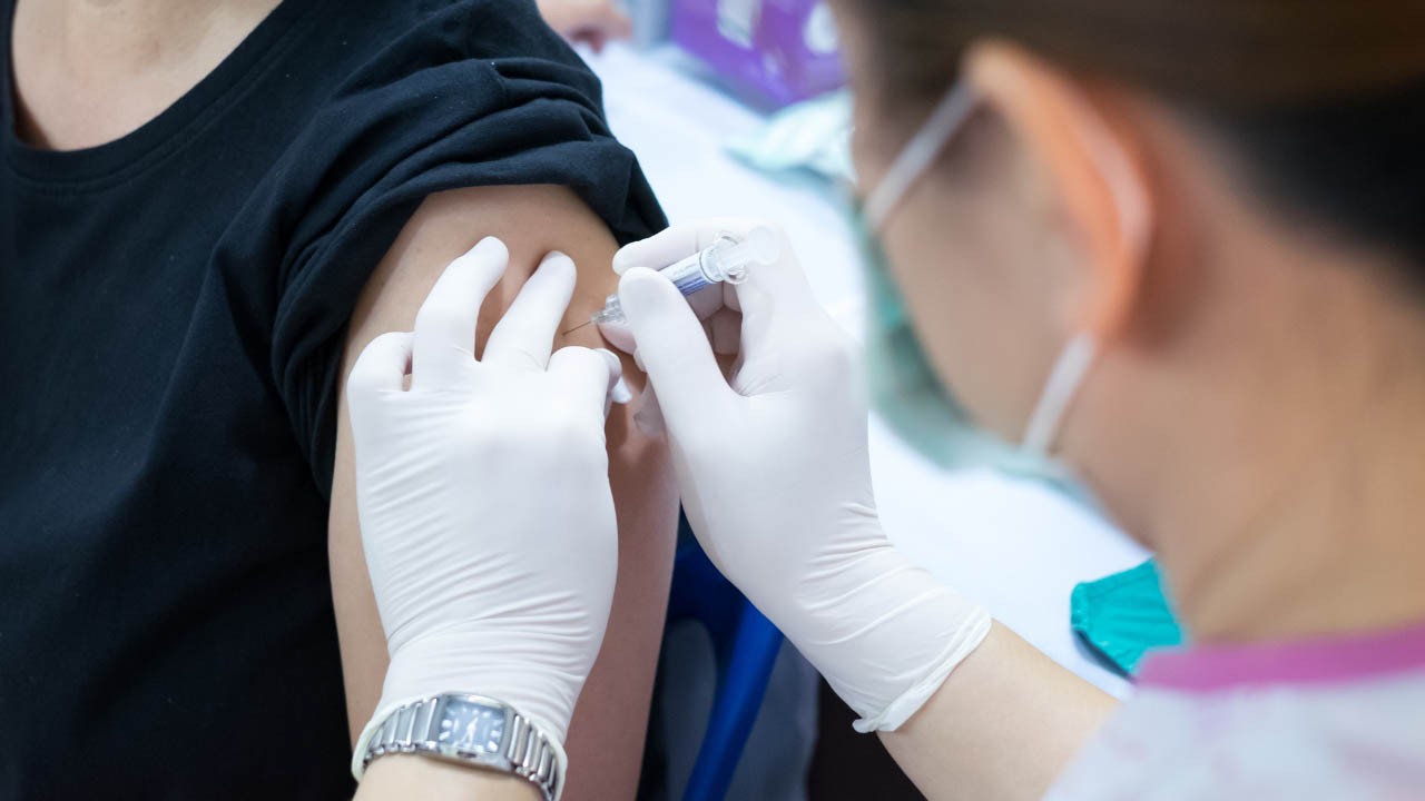 La legislación actual impide a las empresas obligar a un trabajador a vacunarse contra la COVID-19