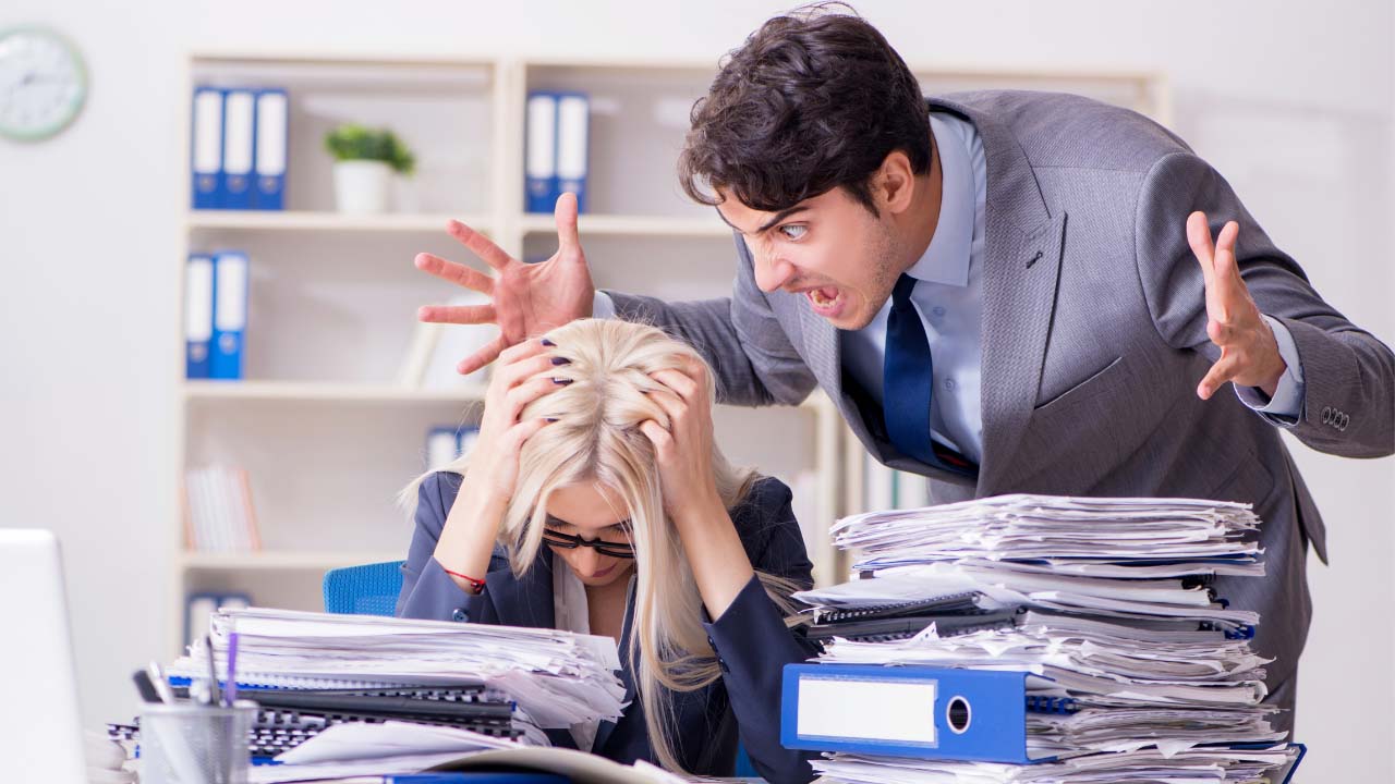 Insultar al jefe representa un claro riesgo de despido