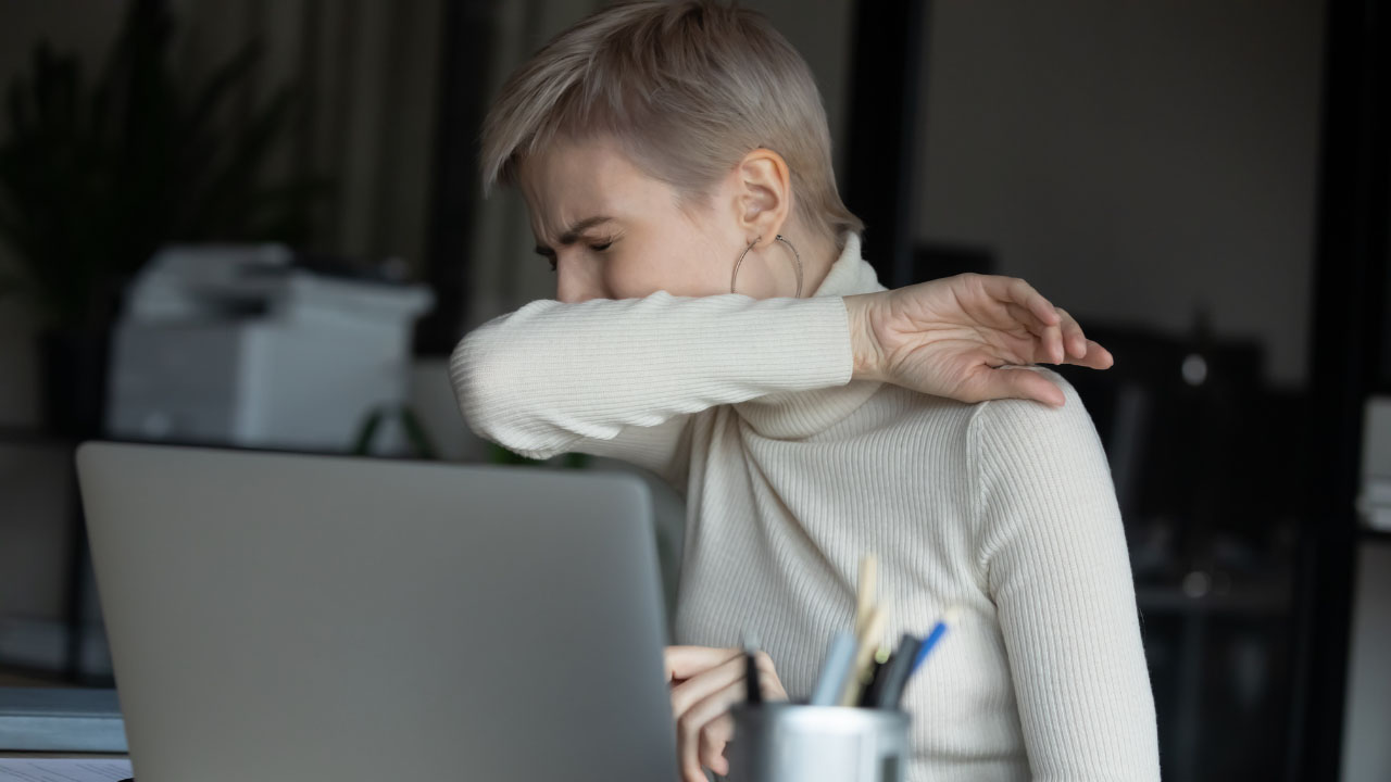 Para despedir a un trabajador que ha ido a su puesto con síntomas compatibles con la covid-19, es indispensable haberle notificado el protocolo de actuación