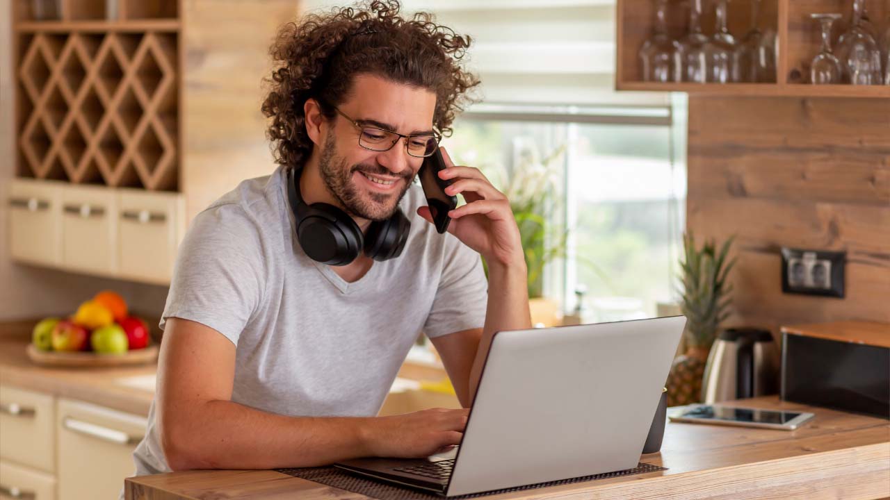 El anexo al contrato de teletrabajo regula la relación entre empresario y profesional que va a trabajar a distancia
