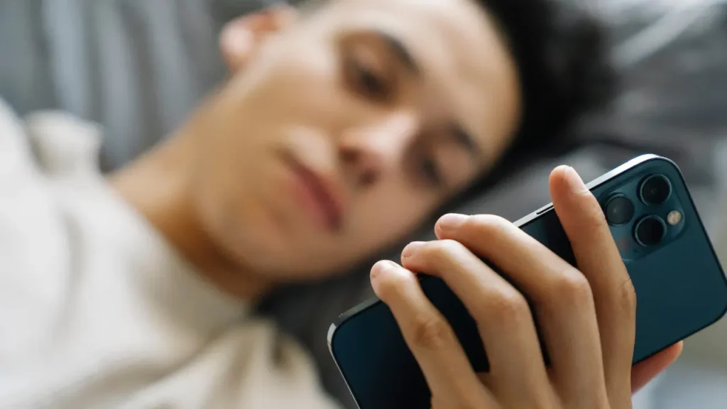 Enviar comunicaciones a un trabajador de baja puede infringir el derecho fundamental a la integridad moral