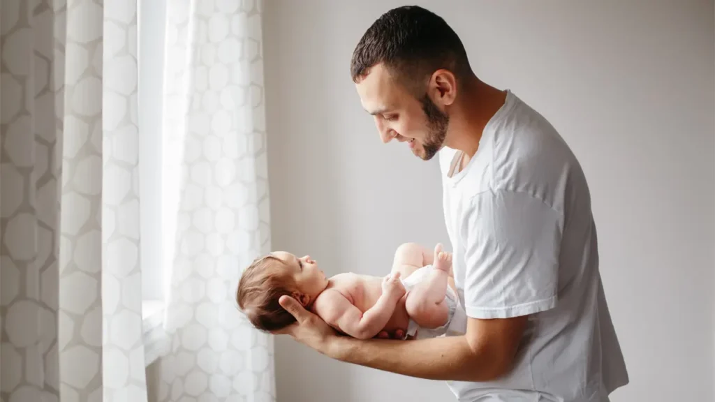 Una de las novedades más relevantes sobre los permisos de maternidad/paternidad es la creación de un permiso de dos semanas para el cuidado de un menor hasta los 8 años de edad