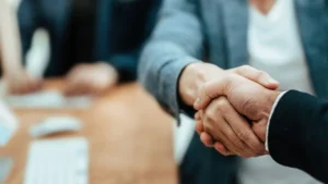 Una empresa debe abonar una indemnización por incumplir un precontrato de trabajo