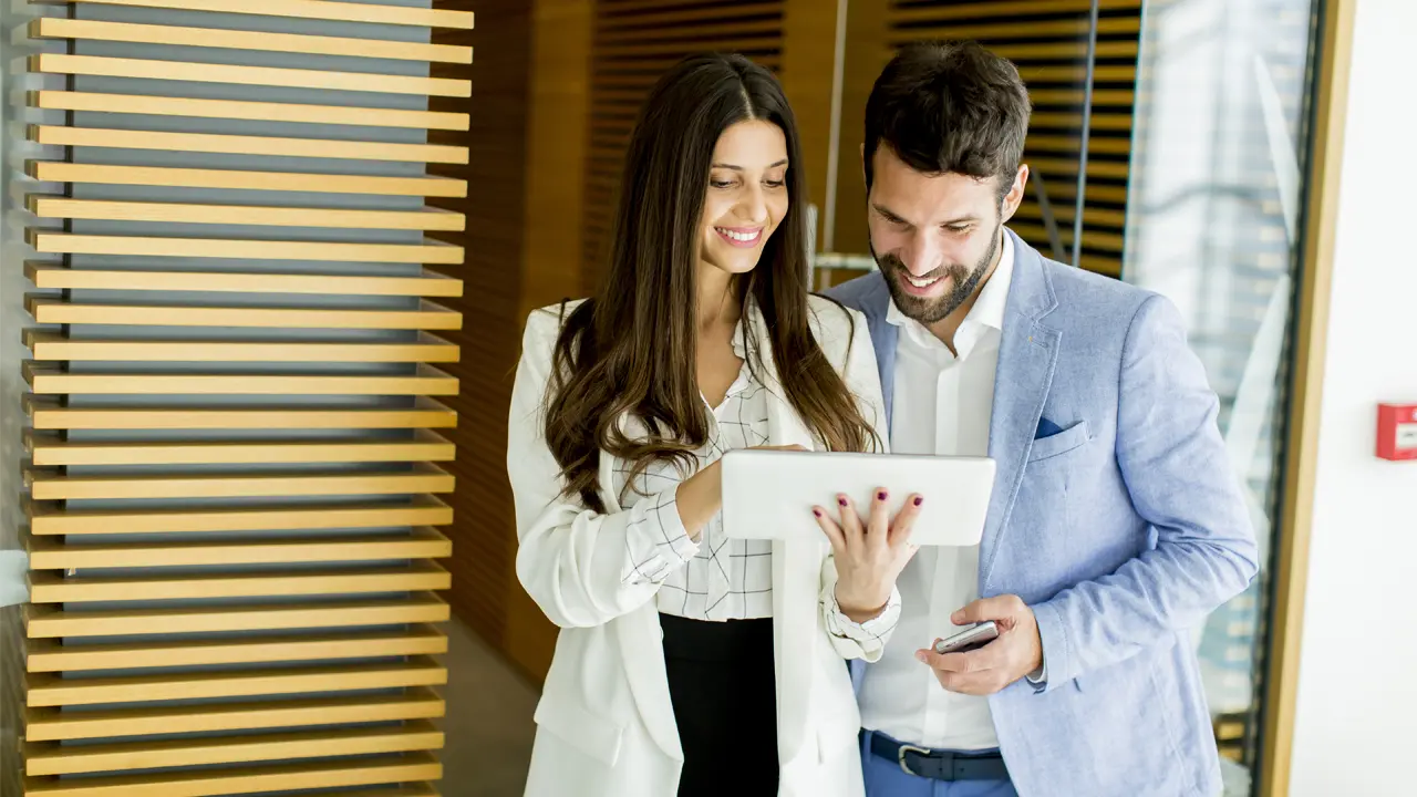 No se puede despedir a un directivo por tener una relación secreta que infrinja el código de conducta si no se prueba el daño causado a la empresa