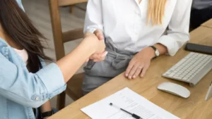 Un contrato de trabajo que protege información y clientela debe incluir cláusulas concretas y operativas