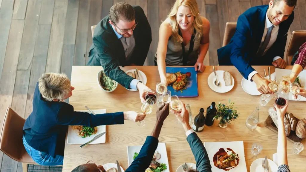 Me pueden despedir por actitudes impropias en una cena de empresa aunque no me encuentre en horario laboral