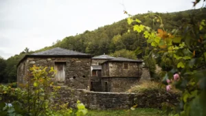 Las obras autorizables en vivienda tradicional en suelo rústico incluyen la reconstrucción y hasta una ampliación