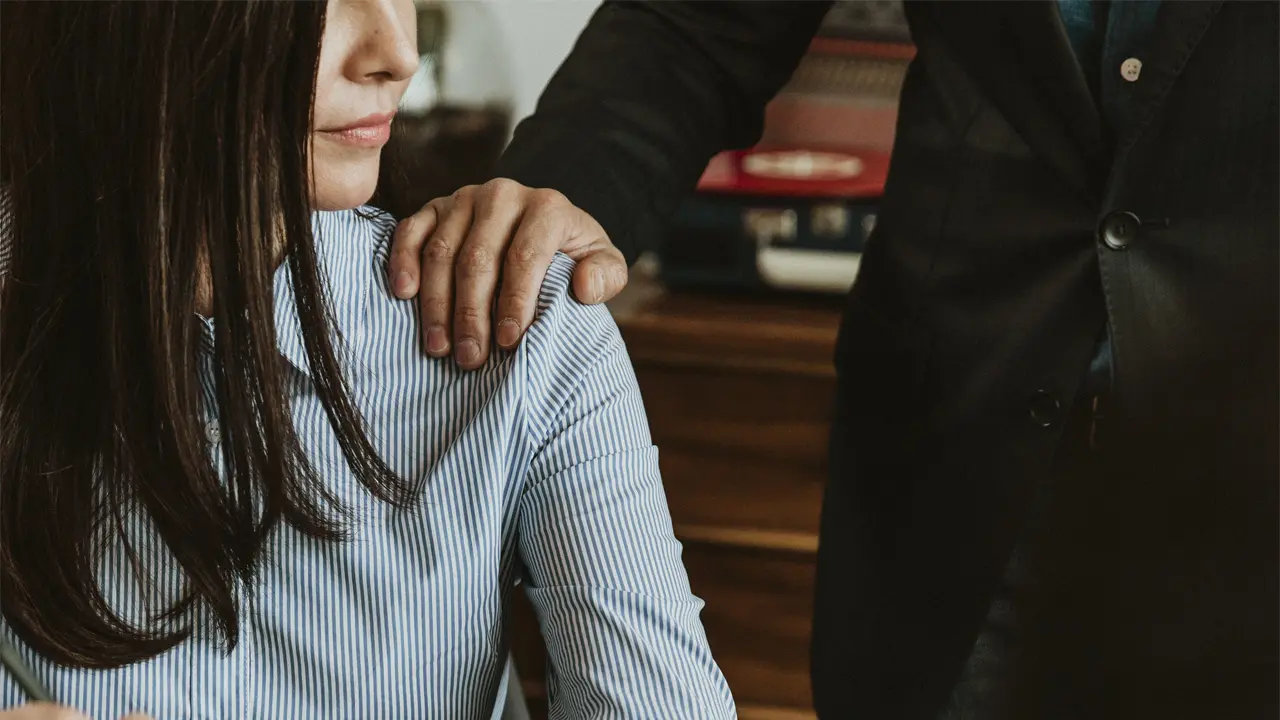 Una carta de despido por acoso sexual debe describir con precisión los hechos imputados