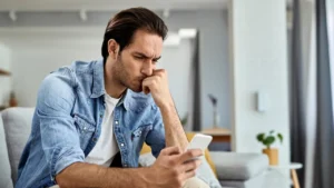 Eliminar a un trabajador de un grupo de WhatsApp no tiene por qué ser considerado un indicio de que está siendo víctima de acoso laboral